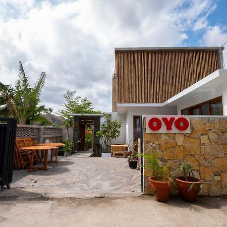 Oyo 1493 Surya Villa Selong Belanak Exteriér fotografie